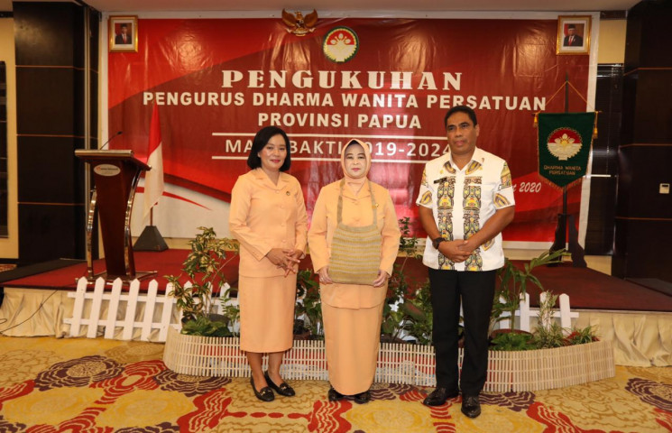 Theresia Dosinaen Resmi Dikukuhkan Sebagai Ketua DWP Papua